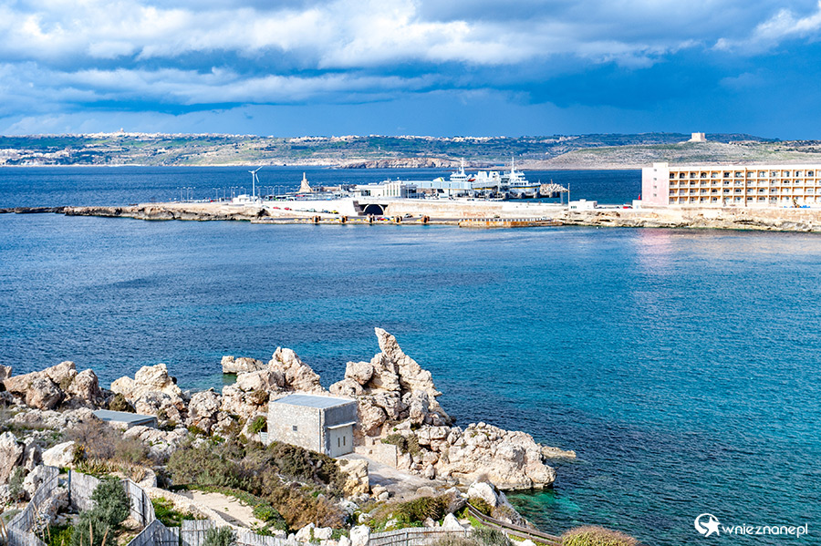 Malta. Widok z Paradise Beach na port Cirkewwa, skąd odpływają statki na Gozo. - foto: wnieznane.pl