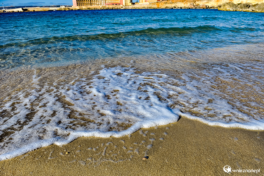 Malta. Malownicza plaża Paradise Beach niedaleko miejscowości Mellieha. - foto: wnieznane.pl