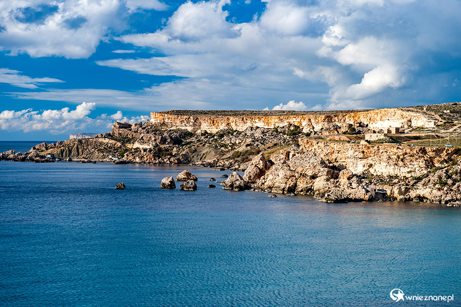 Malta. Klif w okolicy Ghajn Tuffieha. - foto: wnieznane.pl