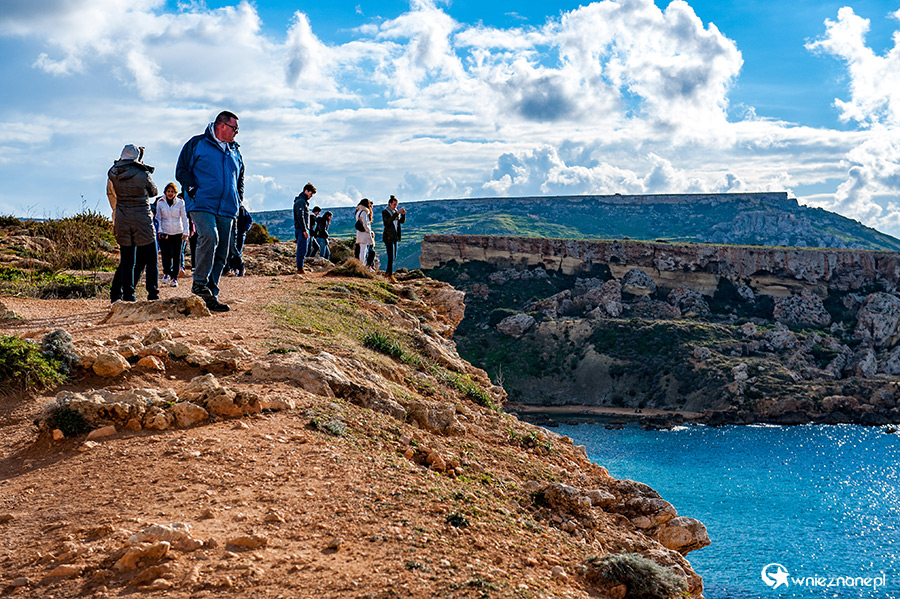 Malta. Na klifie w okolicy Ghajn Tuffieha. - foto: wnieznane.pl