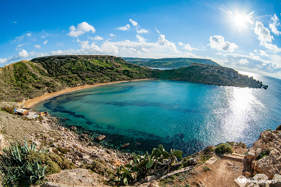 Malta. Widok na piaszczystą plażę Ghajn Tuffieha. - foto: wnieznane.pl