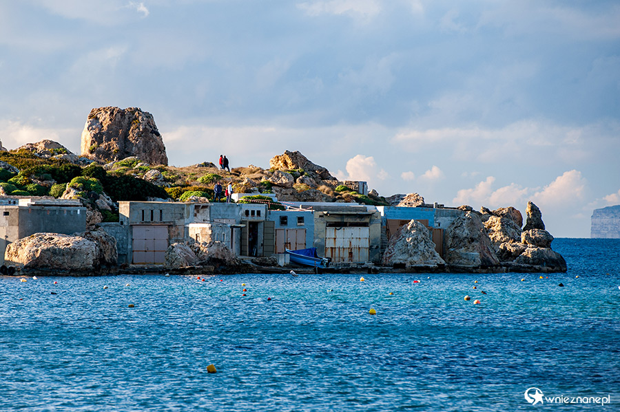 Malta. Hangary na łodzie przy Gnejna Bay. - foto: wnieznane.pl