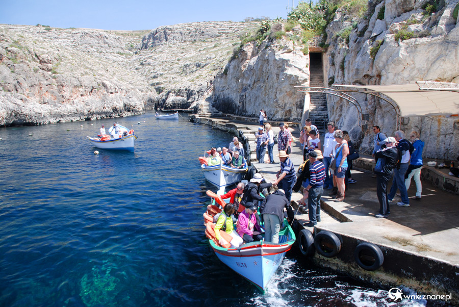 Malta. Łódki zabierają turystów do Blue Grotto. - foto: wnieznane.pl