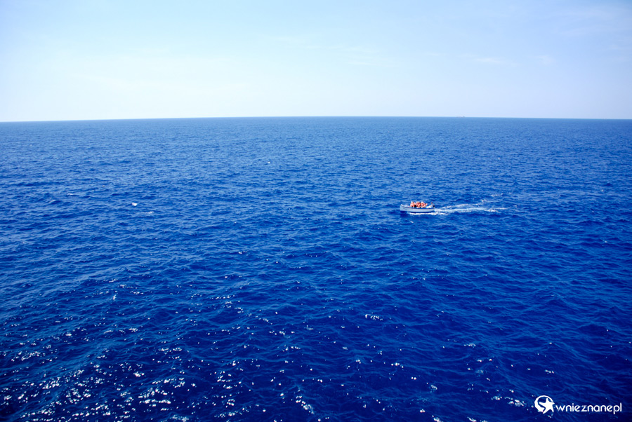 Malta. Łódka z turystami płynie do Blue Grotto. - foto: wnieznane.pl
