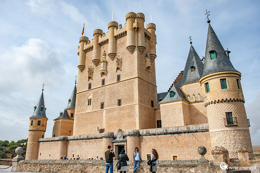 Segowia. Wieże i wiezyczki zdobią Alcazar. - foto: wnieznane.pl