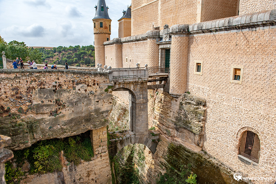 Segowia. Most nad fosą wokół Alcazaru. - foto: wnieznane.pl