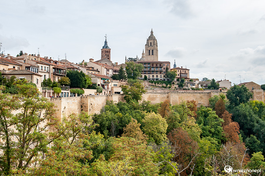 Segowia. Fragment murów miejskich, w tle katedra. - foto: wnieznane.pl Segowia. Fragment murów miejskich, w tle katedra. - foto: wnieznane.pl