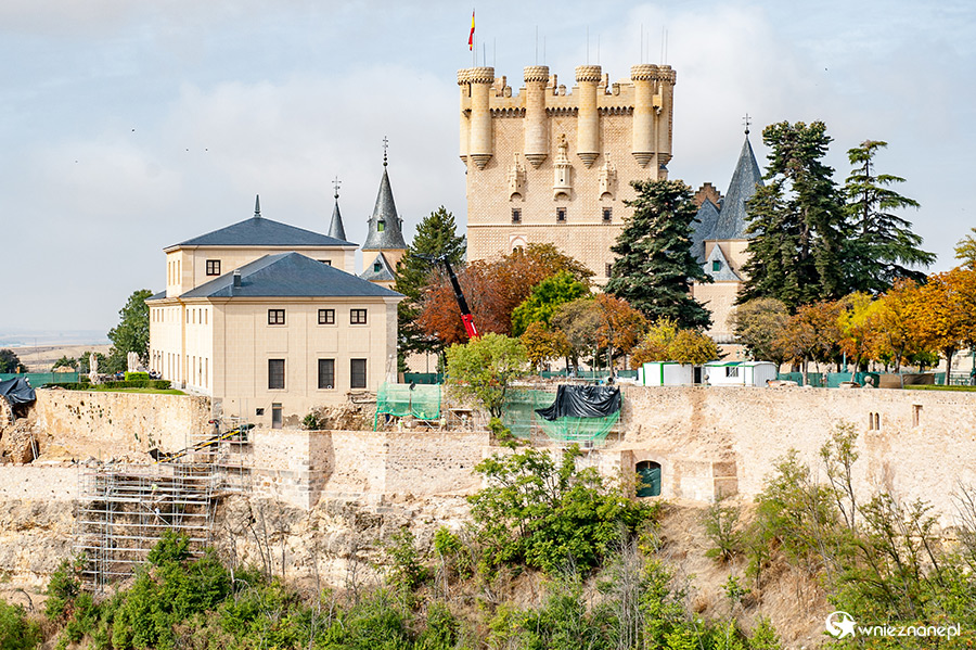 Segowia. Widok na mury miejskie i Alcazar. - foto: wnieznane.pl Segowia. Widok na mury miejskie i Alcazar. - foto: wnieznane.pl