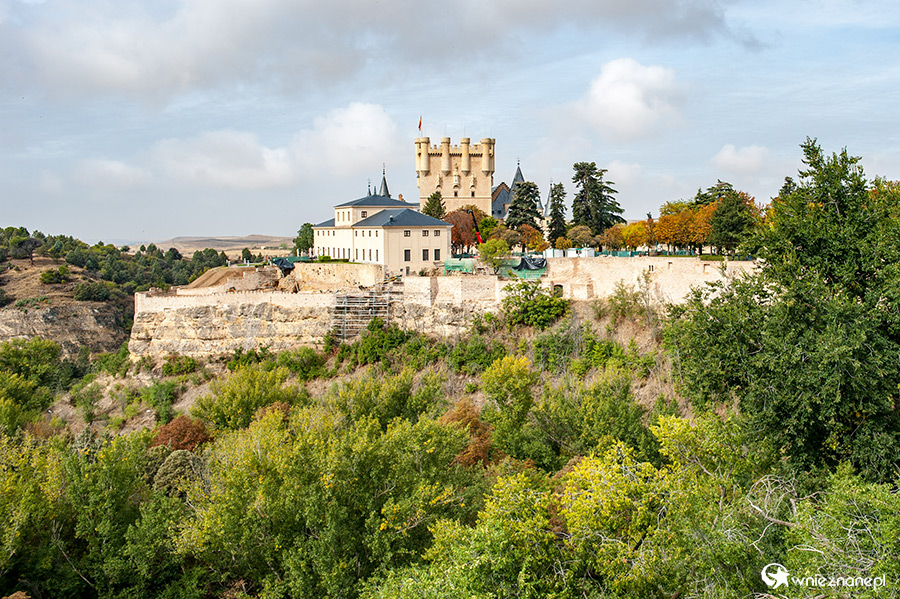 Segowia. Widok na mury miejskie i Alcazar. - foto: wnieznane.pl Segowia. Widok na mury miejskie i Alcazar. - foto: wnieznane.pl