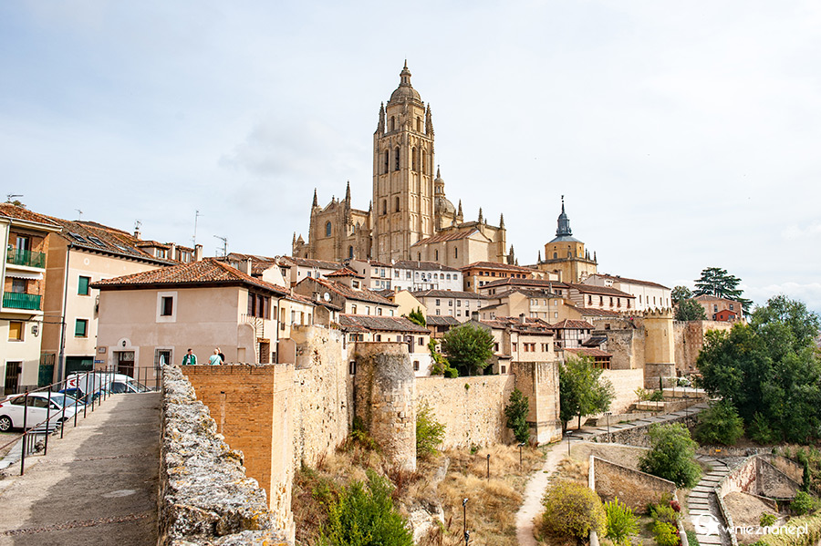 Segowia. Widok na mury miejskie i katedrę. - foto: wnieznane.pl