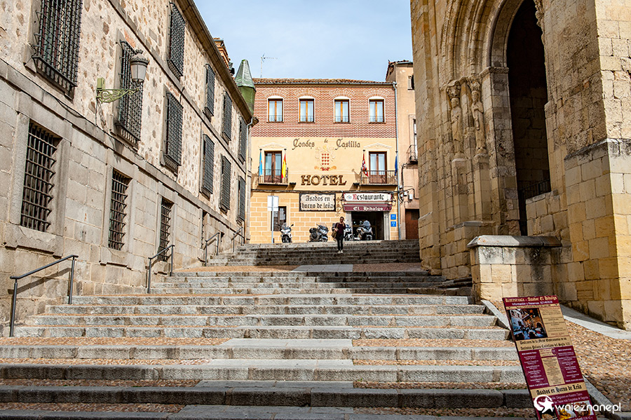 Segowia. Przy Plaza de San Martin. - foto: wnieznane.pl Segowia. Przy Plaza de San Martin. - foto: wnieznane.pl