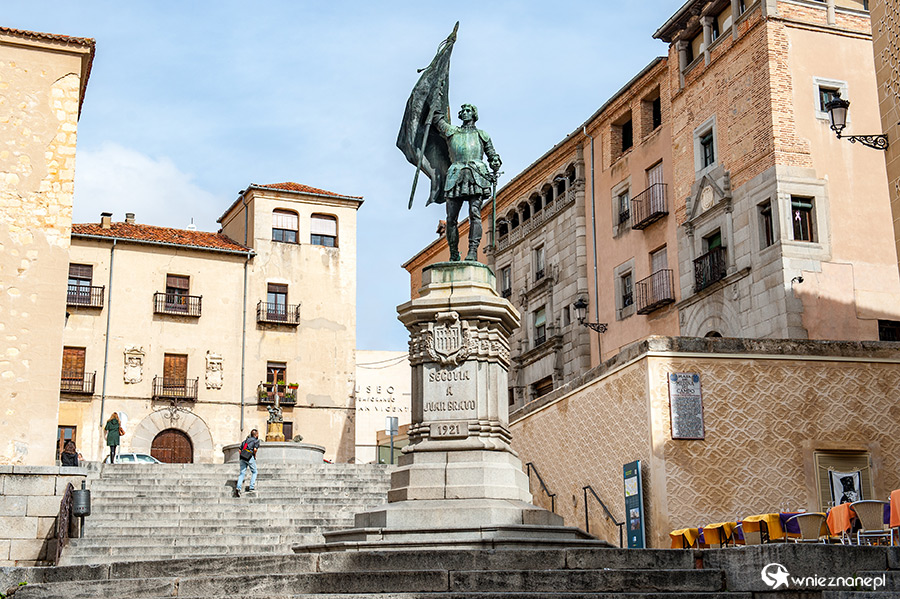 Segowia. Pomnik Juana Bravo na Plaza de San Martin. - foto: wnieznane.pl