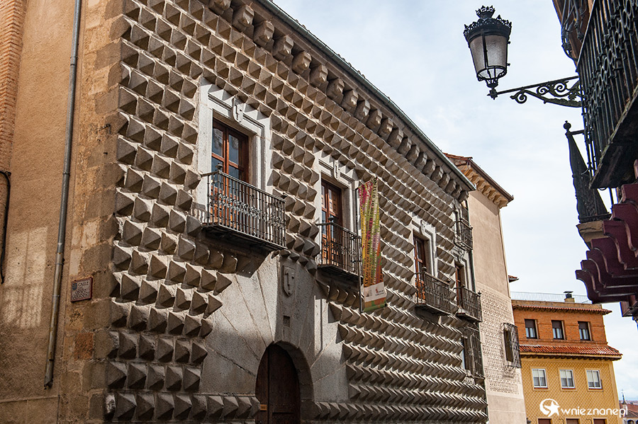 Segowia. Przy Plaza de San Martin. - foto: wnieznane.pl