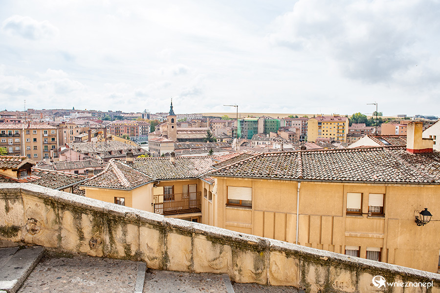 Segowia. Widok na miasto z okolic akweduktu. - foto: wnieznane.pl