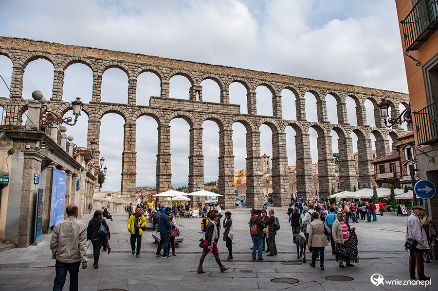 Segowia. Plaza del Azoguejo i akwedukt. - foto: wnieznane.pl