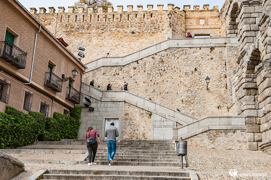 Segowia. Wejście na taras widokowy przy akwedukcie. - foto: wnieznane.pl