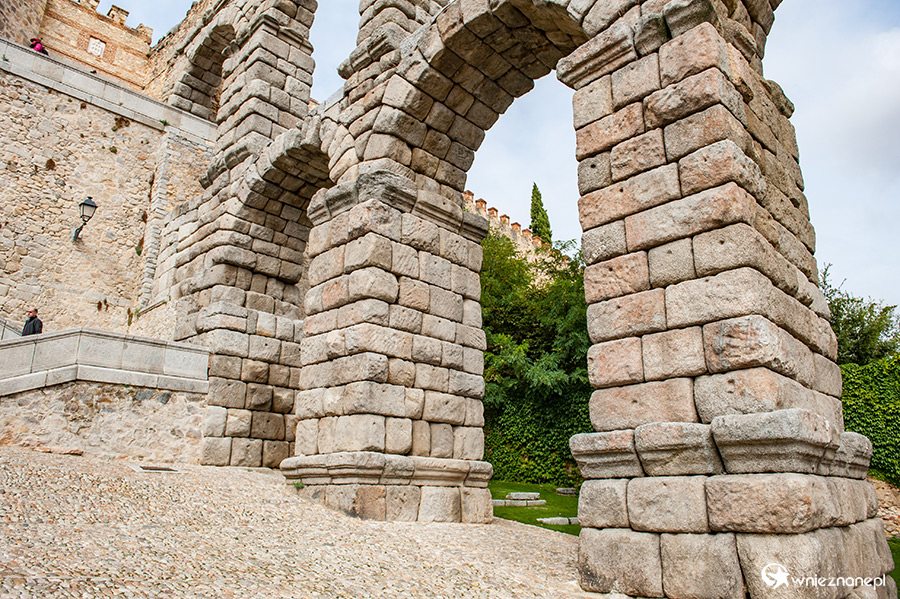 Segowia. Wejście na taras widokowy przy akwedukcie. - foto: wnieznane.pl Segowia. Wejście na taras widokowy przy akwedukcie. - foto: wnieznane.pl