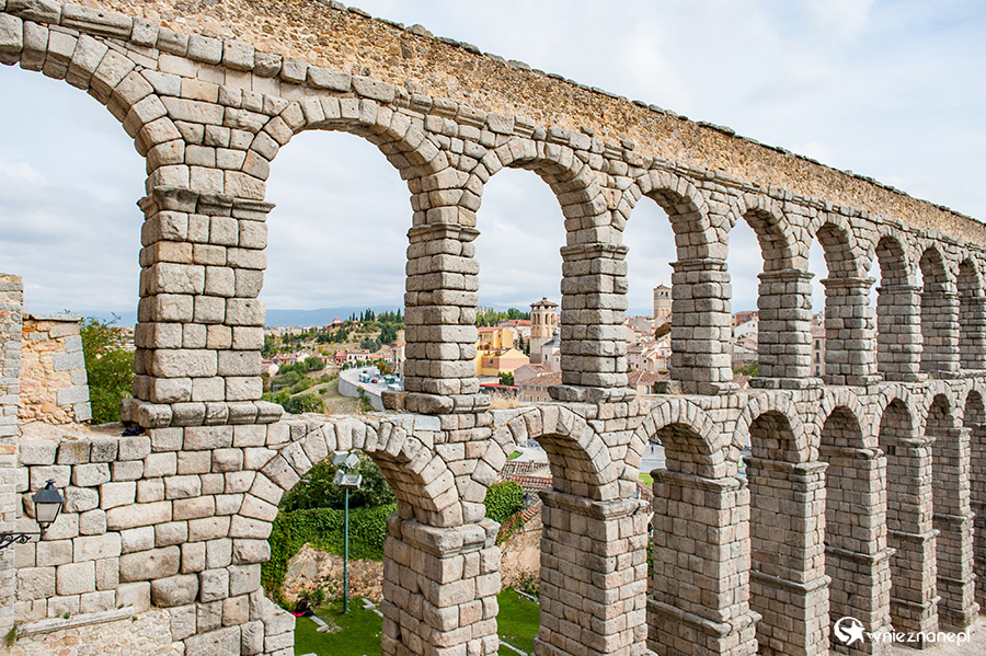 Segowia. Górna część akweduktu. - foto: wnieznane.pl