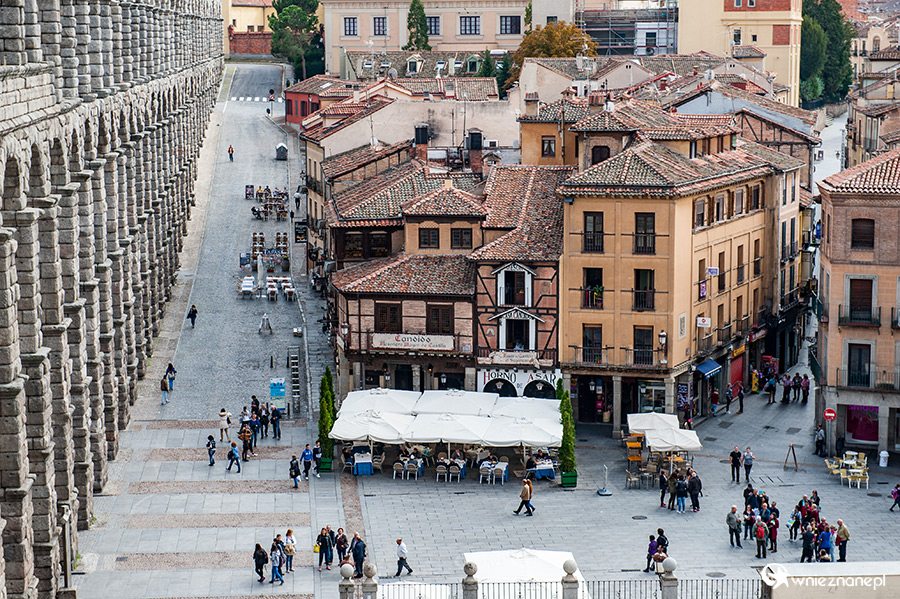 Segowia. Plaza del Azoguejo i akwedukt. - foto: wnieznane.pl