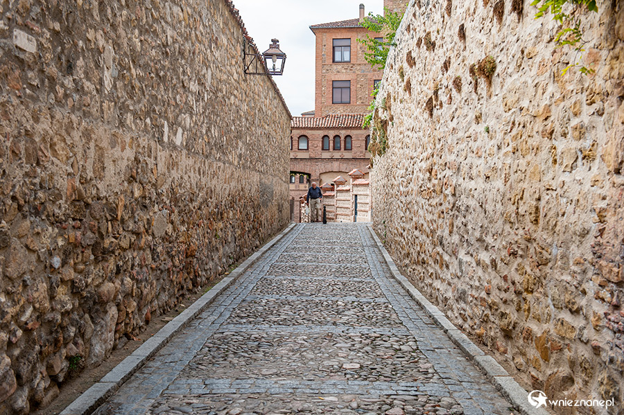 Segowia. W okolicach akweduktu. - foto: wnieznane.pl Segowia. W okolicach akweduktu. - foto: wnieznane.pl