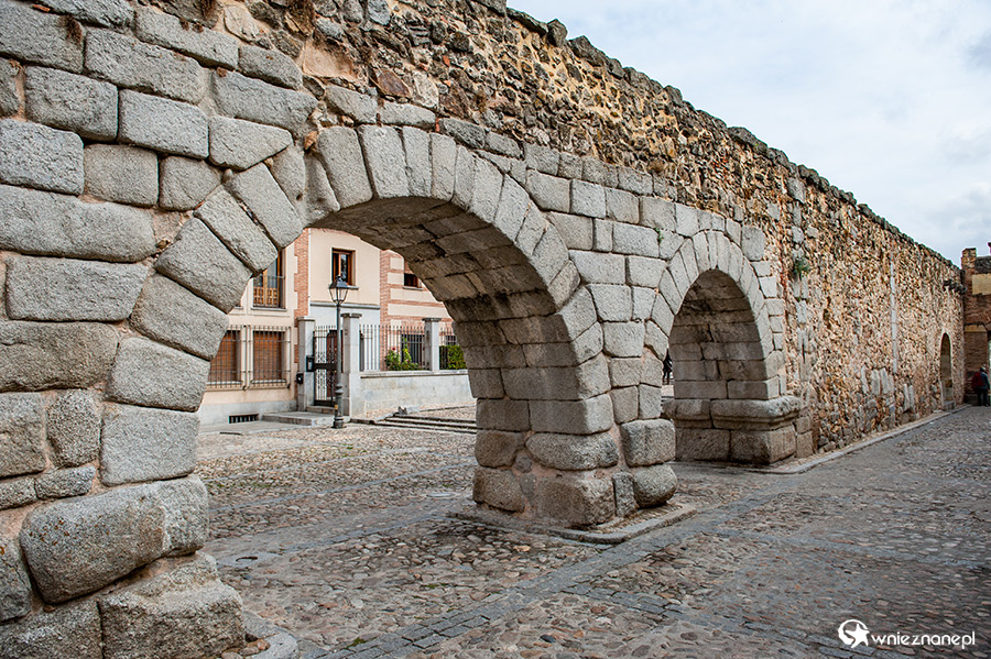 Segowia. Górna część akweduktu. - foto: wnieznane.pl Segowia. Górna część akweduktu. - foto: wnieznane.pl