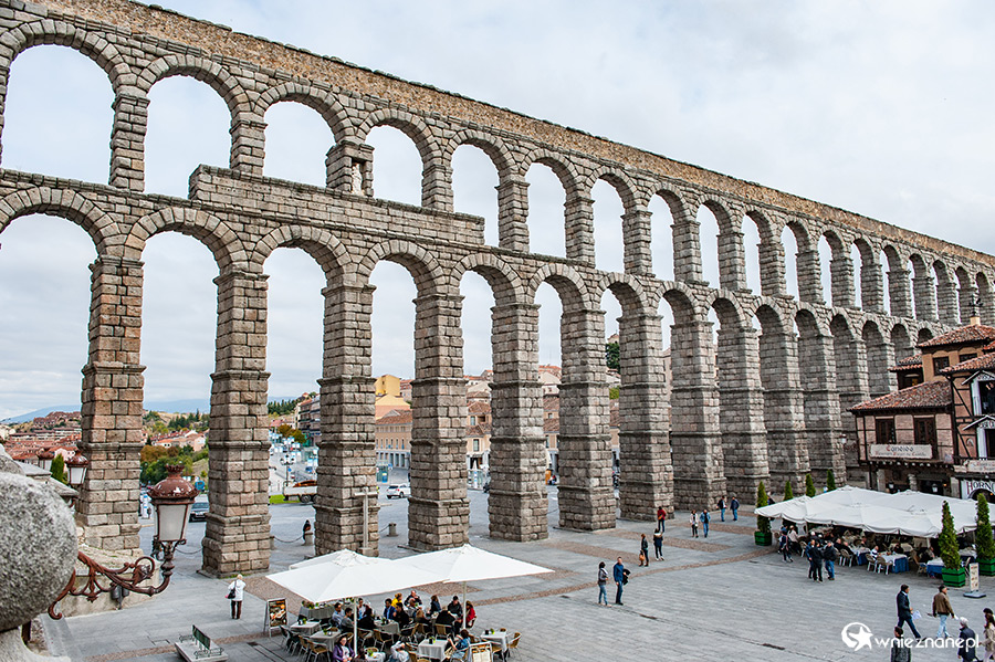 Segowia. Plaza del Azoguejo i akwedukt. - foto: wnieznane.pl