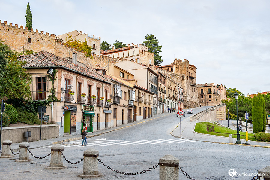 Segowia. W okolicach akweduktu. - foto: wnieznane.pl