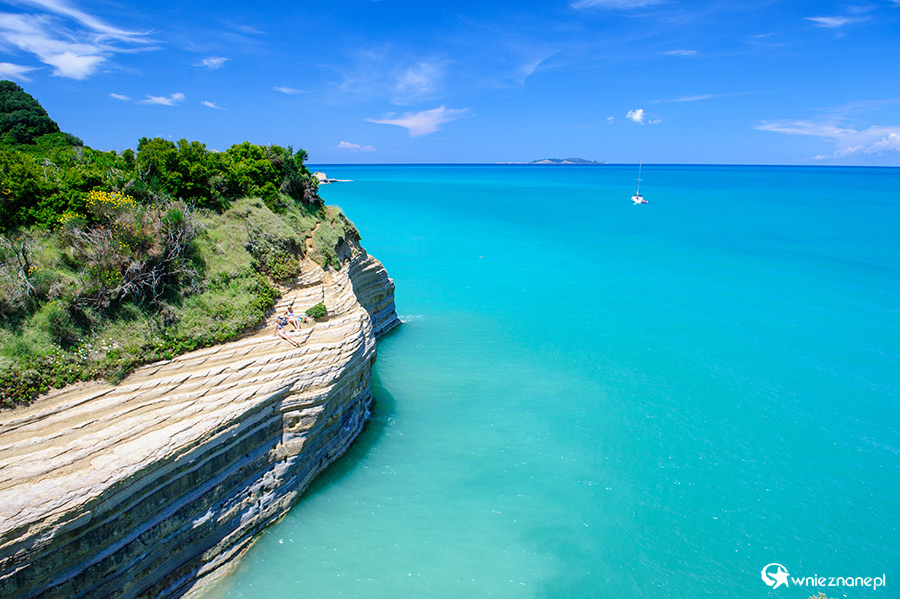 Korfu. Klifowe wybrzeże i błękitna woda w Sidari. - foto: wnieznane.pl