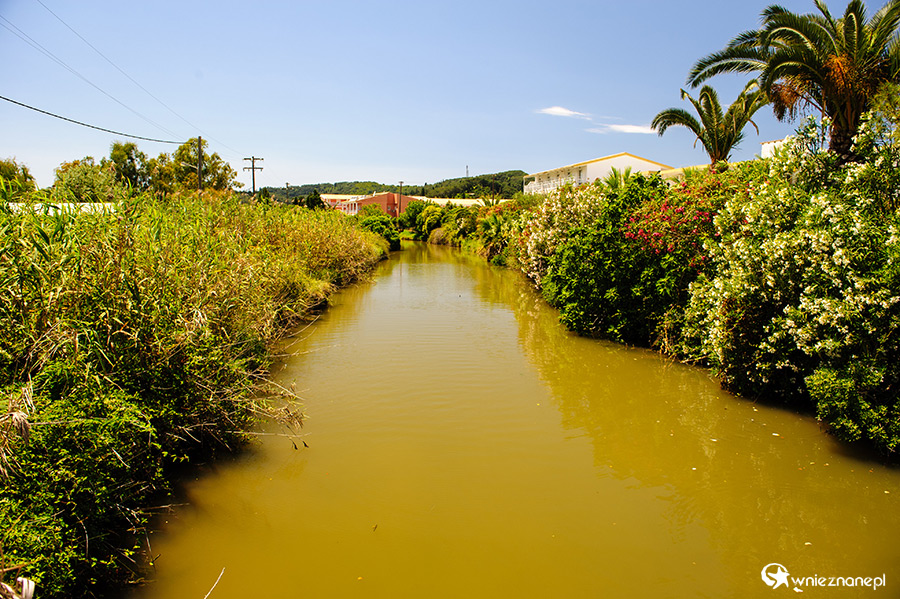 Korfu. Rzeczka przepływająca przez Sidari. - foto: wnieznane.pl