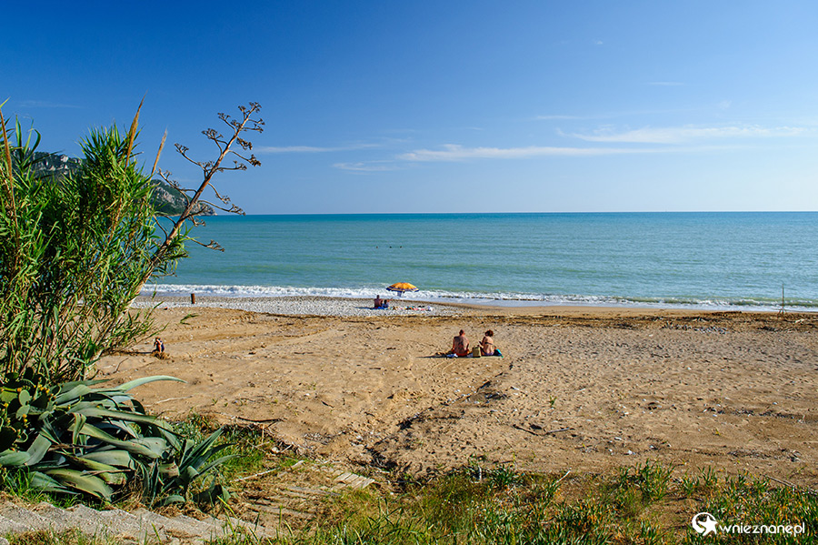 Korfu. Piaszczysta plaża w Agios Georgios. - foto: wnieznane.pl Korfu. Piaszczysta plaża w Agios Georgios. - foto: wnieznane.pl