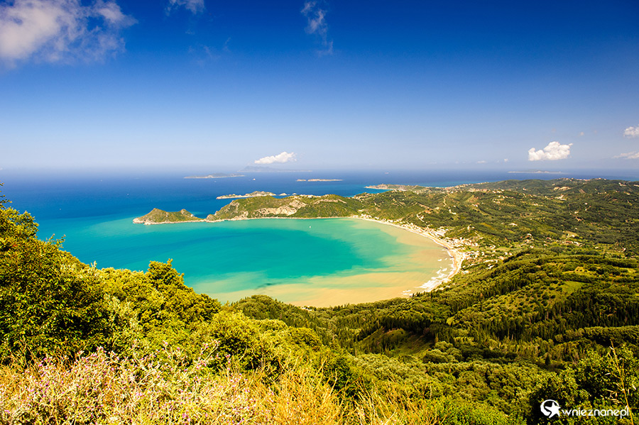 Korfu. Długa piaszczysta plaża w Agios Georgios. - foto: wnieznane.pl
