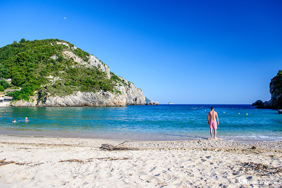 Korfu. Główna plaża w miejscowości Paleokastritsa. - foto: wnieznane.pl