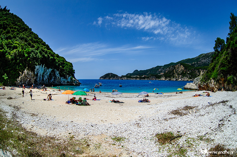 Korfu. Plaża Rovinia niedaleko Liapades. - foto: wnieznane.pl