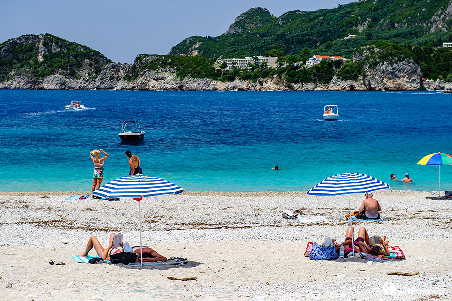 Korfu. Plaża Rovinia niedaleko Liapades. - foto: wnieznane.pl