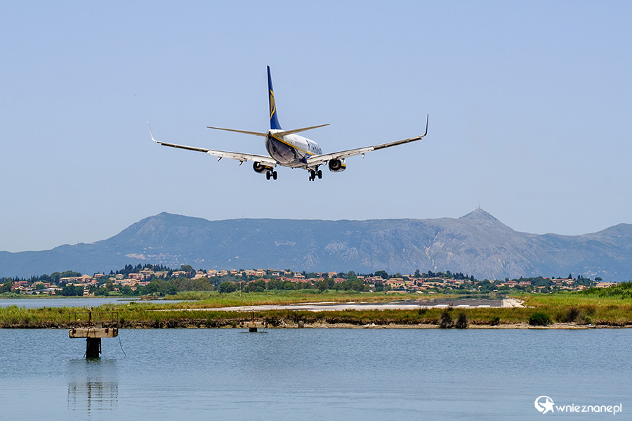 Korfu. Samolot lądujący na Korfu. - foto: wnieznane.pl