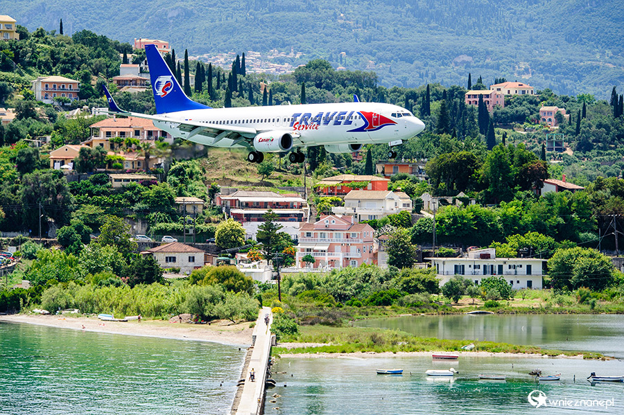 Korfu. Samolot lądujący na Korfu. - foto: wnieznane.pl