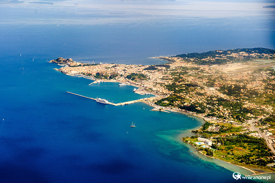 Korfu. Widok z samolotu na stolicę wyspy, Kerkirę. - foto: wnieznane.pl Korfu. Widok z samolotu na stolicę wyspy, Kerkirę. - foto: wnieznane.pl
