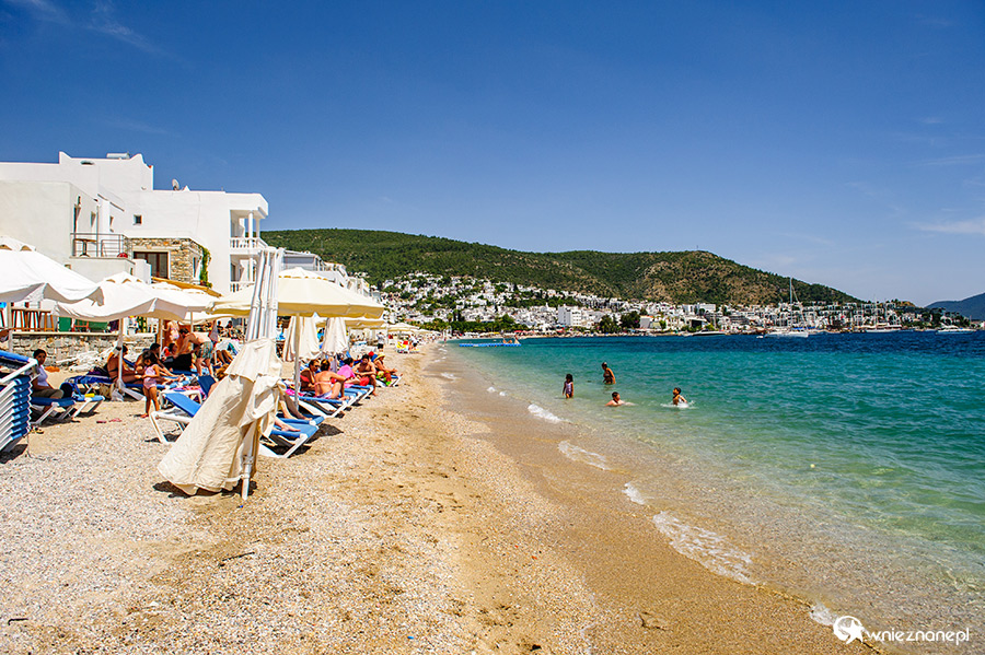 Bodrum. Wąska, żwirowa, miejska plaża. - foto: wnieznane.pl
