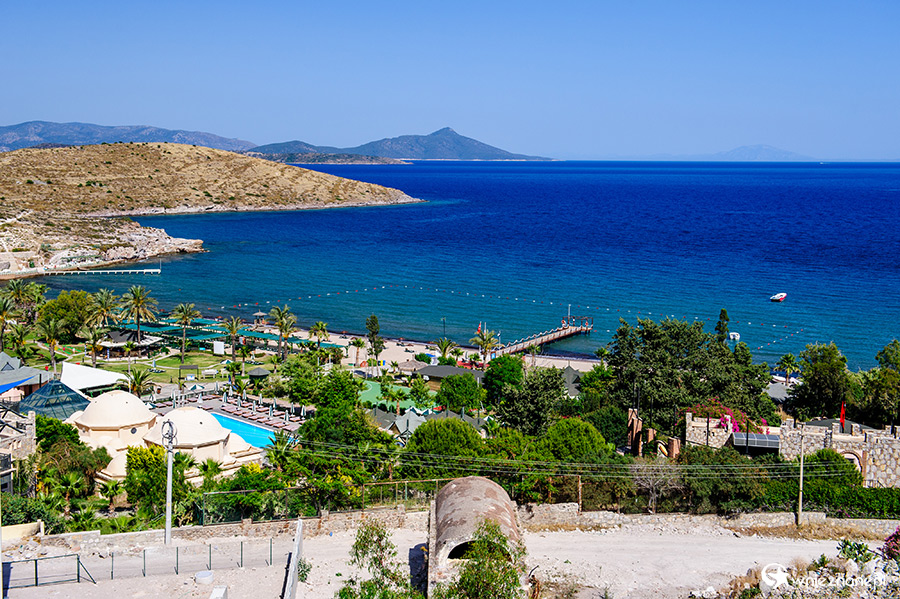 Bodrum. Widok na wybrzeże, plażę i hotel. - foto: wnieznane.pl