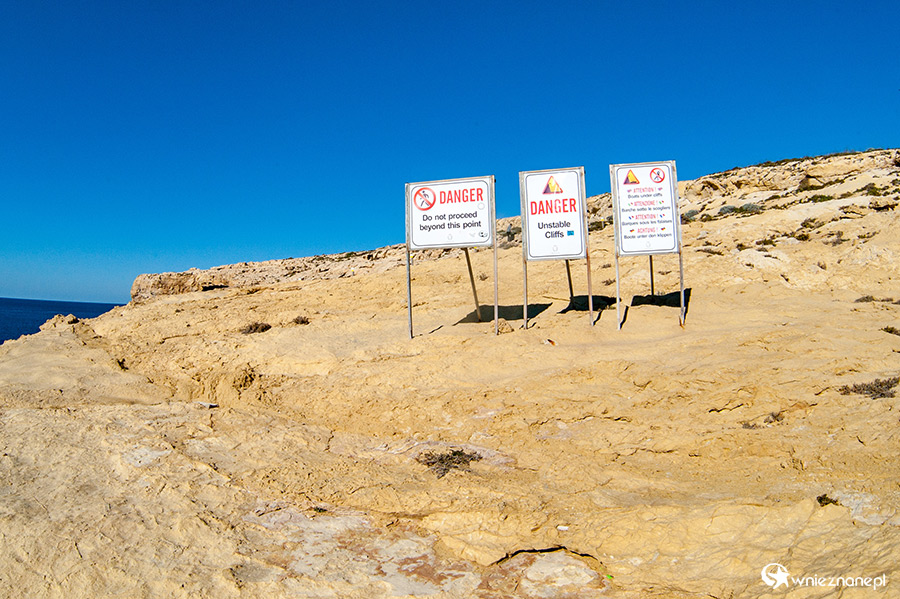 Gozo. Skały i tablice ostrzegawcze na Azure Window. - foto: wnieznane.pl Gozo. Skały i tablice ostrzegawcze na Azure Window. - foto: wnieznane.pl