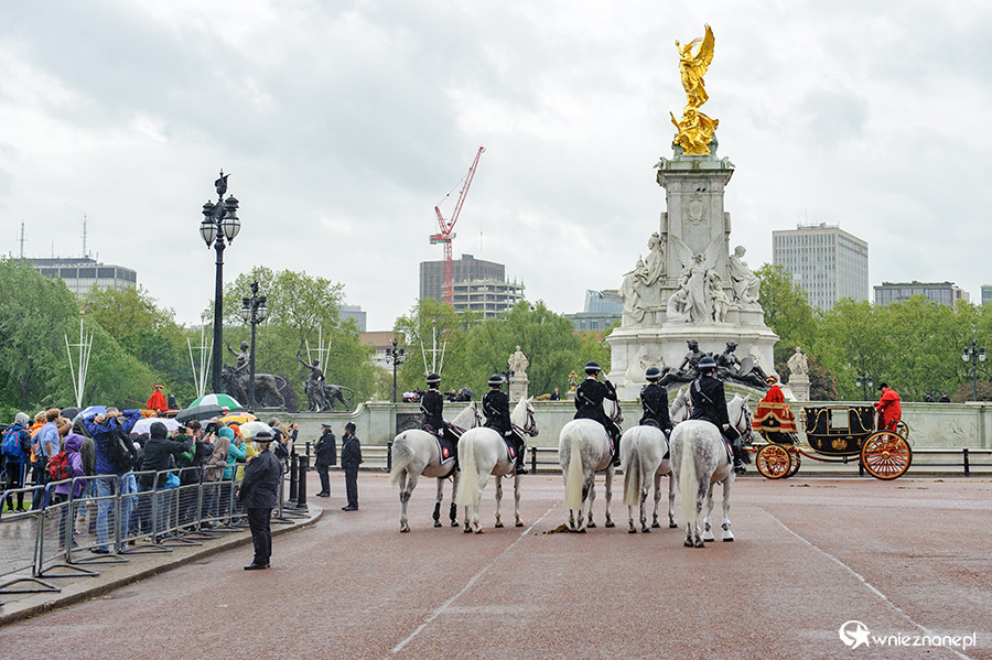 Londyn. Uroczysty przejazd rodziny królewskiej. - foto: wnieznane.pl