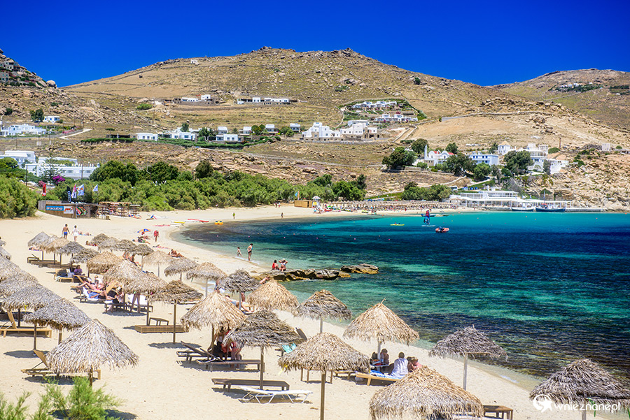 Mykonos. Żwirkowa plaża Kalafatis w południowo-wschodniej części wyspy. - foto: wnieznane.pl