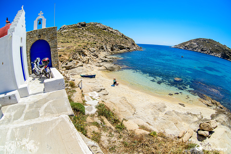 Mykonos. Kościółek niedaleko osady i plaży Divounia. - foto: wnieznane.pl Mykonos. Kościółek niedaleko osady i plaży Divounia. - foto: wnieznane.pl