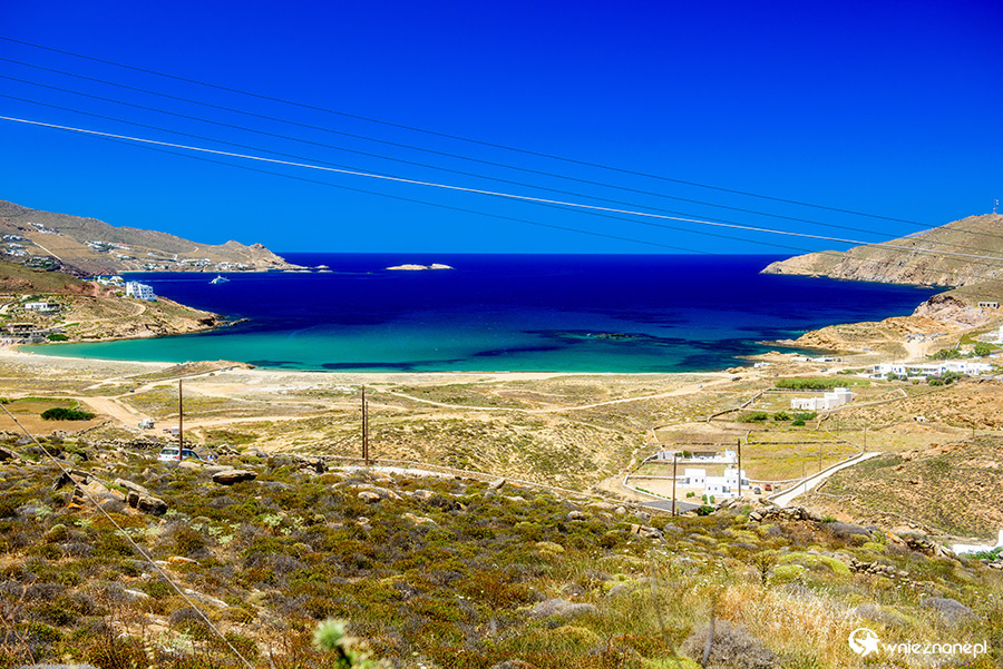 Mykonos. Widok na plażę Ftelia i Morze Śródziemne. - foto: wnieznane.pl