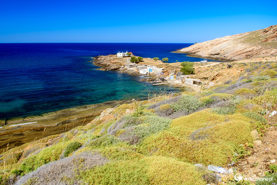 Mykonos. Kościół Agios Nikolaos i okolice dzikiej plaży Merchia. - foto: wnieznane.pl