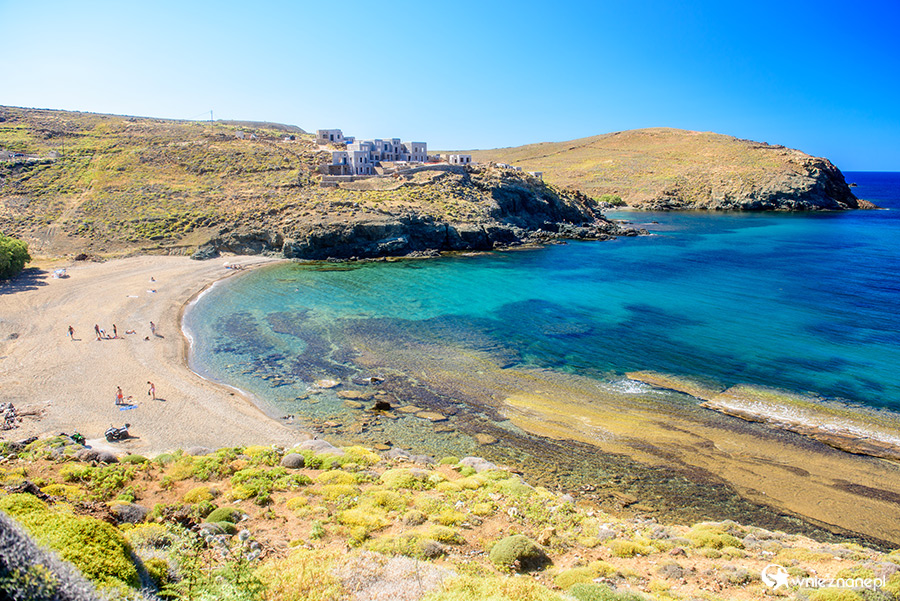 Mykonos. Położona w dzikiej, północno-wschodniej części wyspy plaża Merchia jest bardzo rzadko odwiedzana przez turystów. - foto: wnieznane.pl