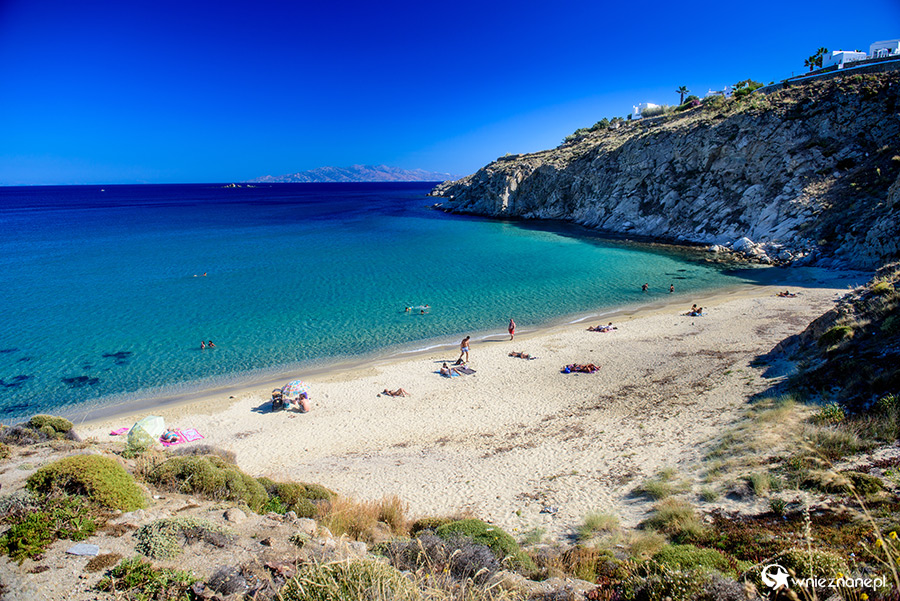 Mykonos. Długa i szeroka plaża Kalo Livadi chętnie odwiedzana jest przez rodziny z dziećmi. - foto: wnieznane.pl