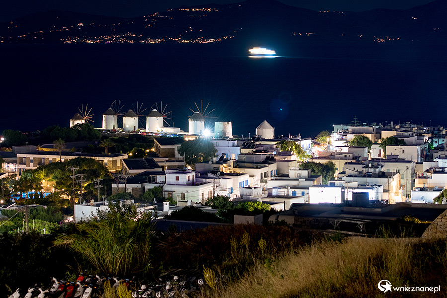 Mykonos. Wyspa żyje do późnych godzin nocnych. - foto: wnieznane.pl