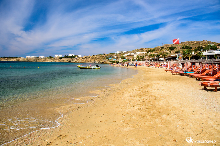 Mykonos. Bardzo popularna plaża Paradise Beach najchętniej odwiedzana jest przez ludzi chcących się zabawić. - foto: wnieznane.pl Mykonos. Bardzo popularna plaża Paradise Beach najchętniej odwiedzana jest przez ludzi chcących się zabawić. - foto: wnieznane.pl