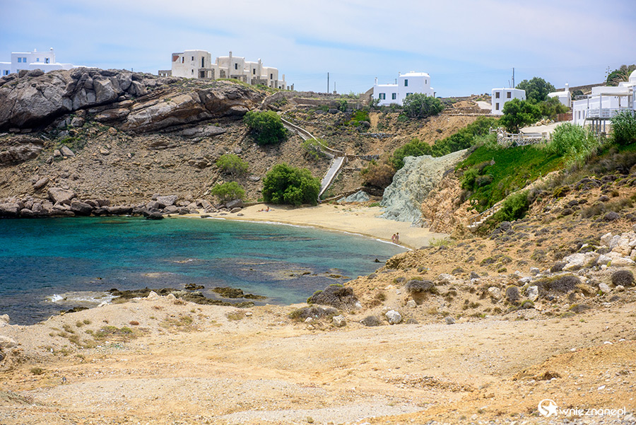 Mykonos. Niewielka plaża w pobliżu Agios Sostis. - foto: wnieznane.pl